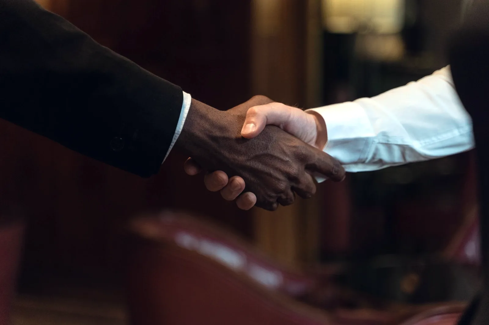Poignée de main concluant la cession d’une entreprise