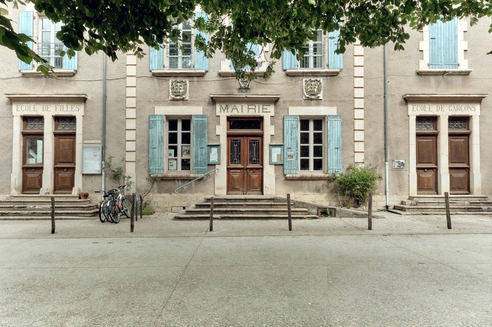 Façade d’une mairie de village aux volets bleus