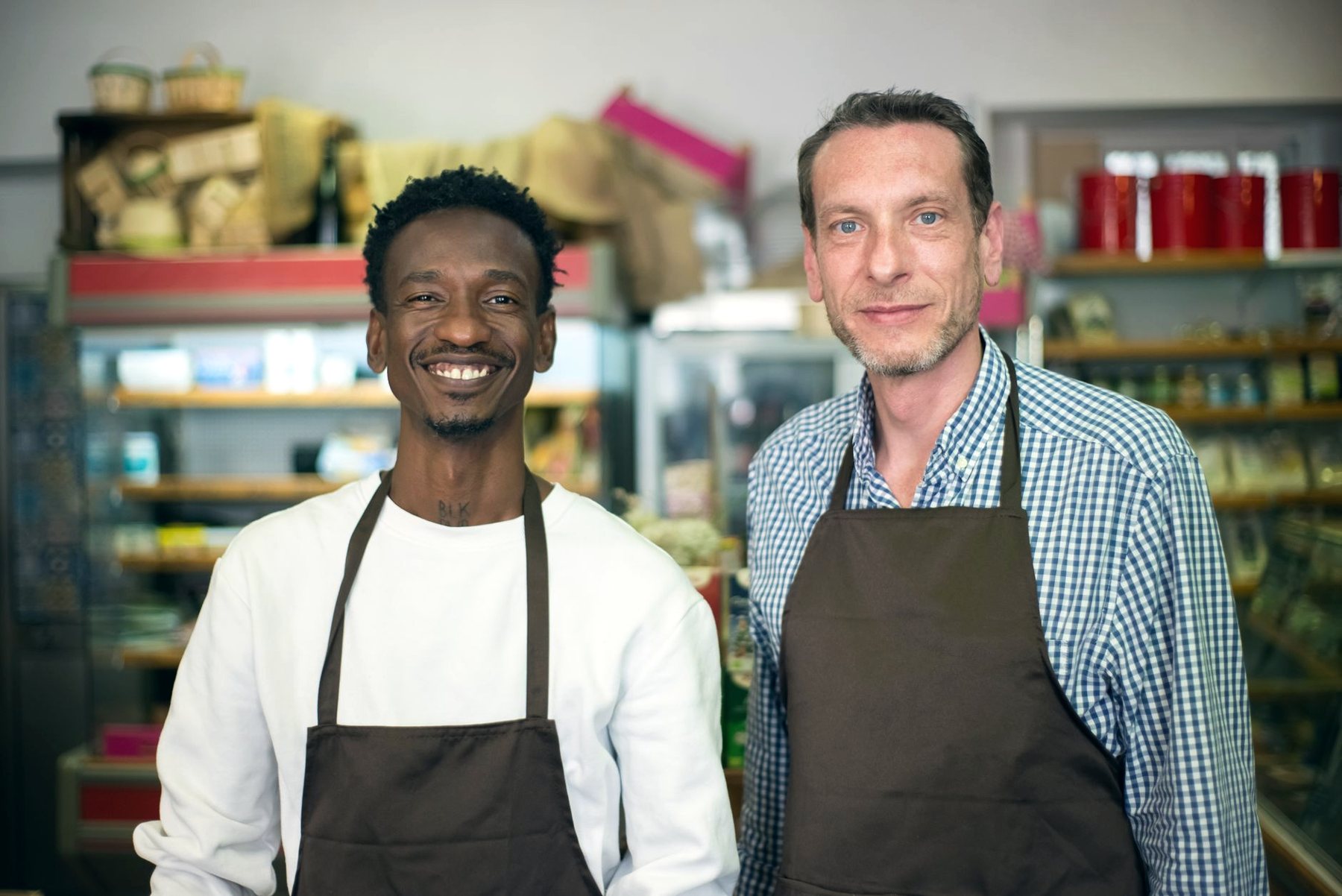 Deux commerçants dans leur boutique