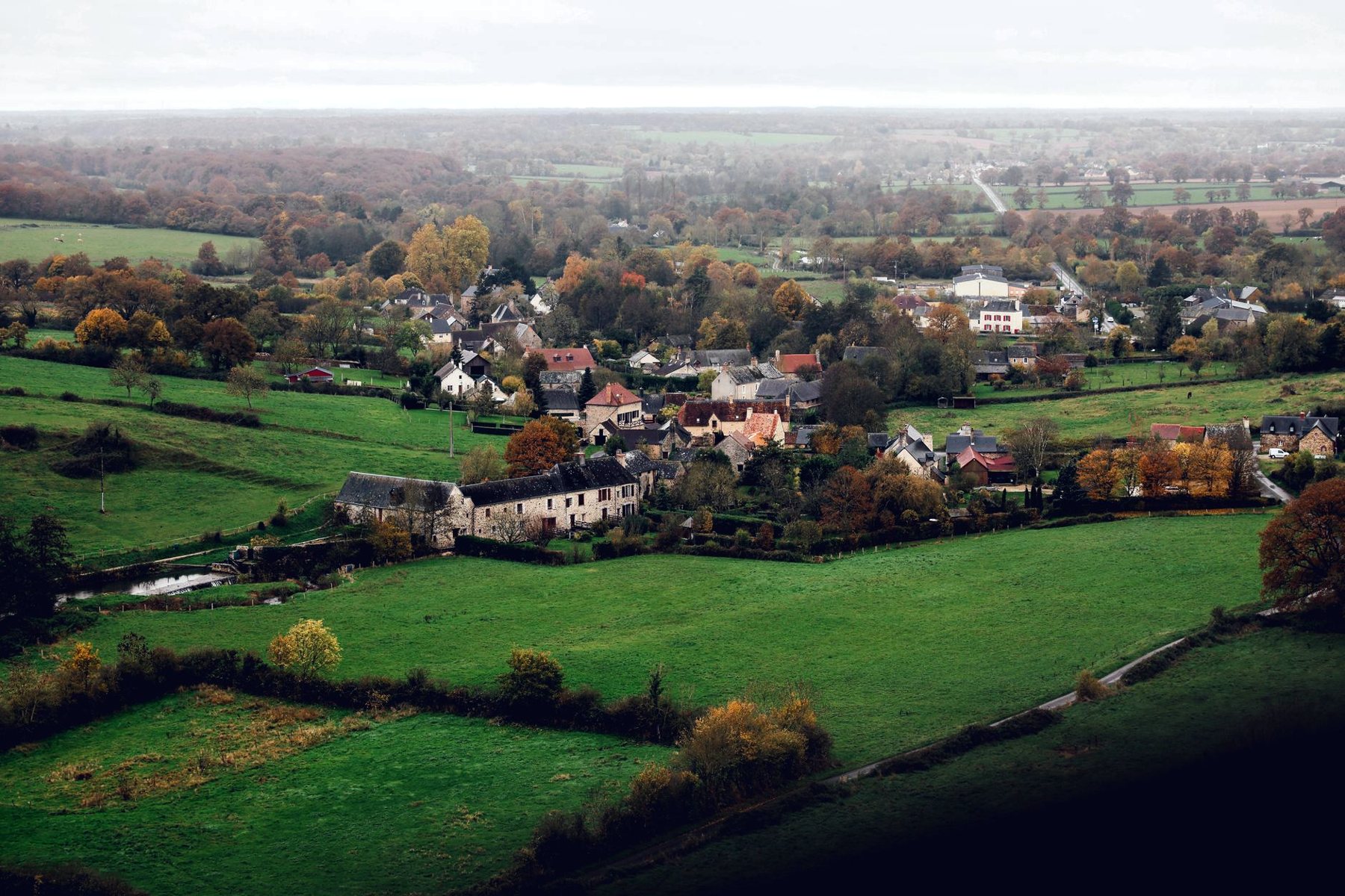 Village au milieu des prés et des haies, vu du ciel